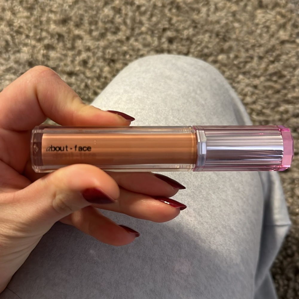 About Face
Light Lock Lip Gloss